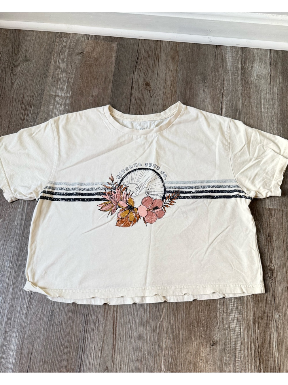 Rip Curl Surf Co Floral Graphic Women’s Tshirt Cropped Baggy Cream Beige Striped